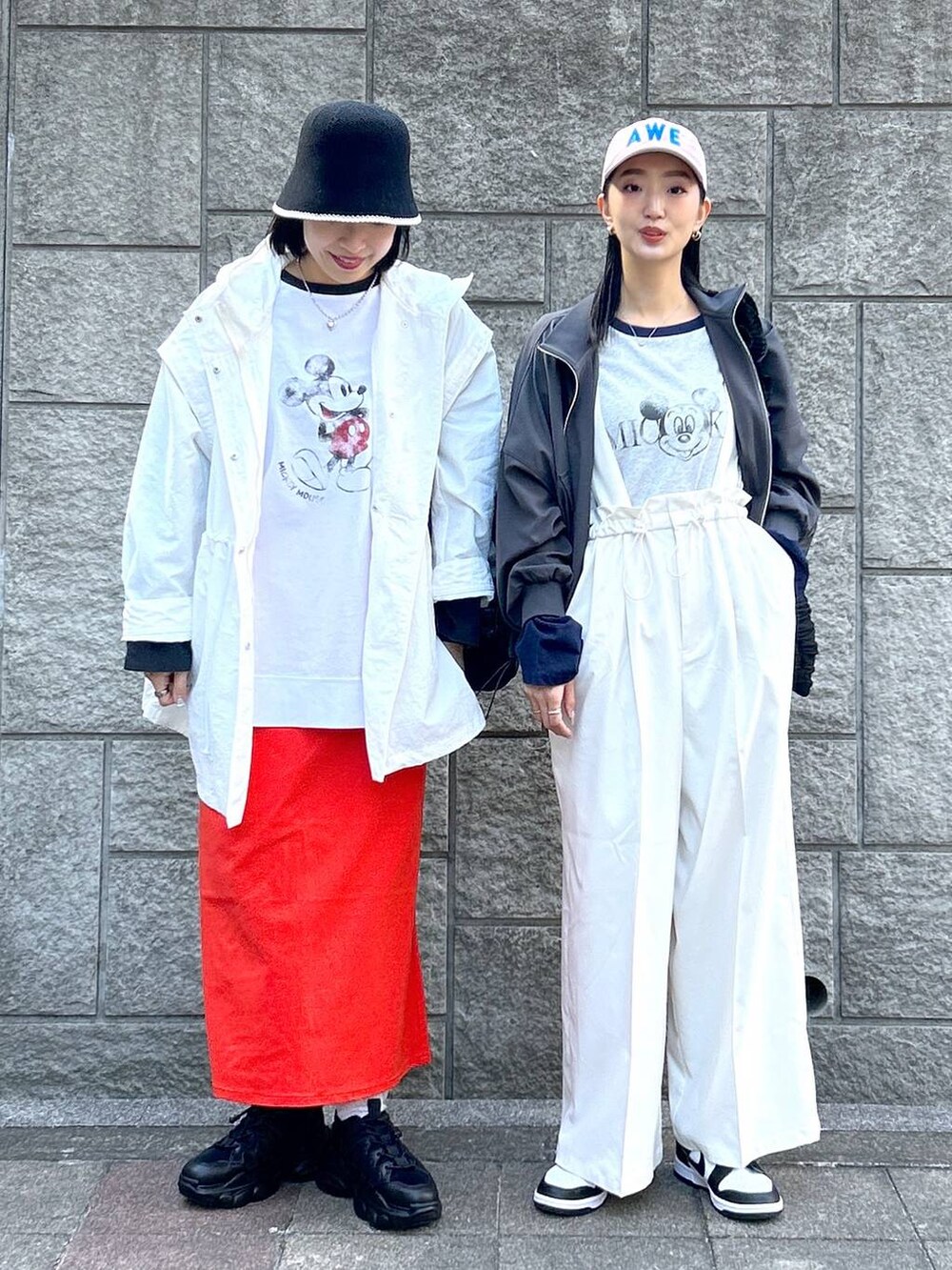 ブラック系のショルダーバッグ、ブラック系のトートバッグ、ブラック系のTシャツ/カットソーを着用したレディースの春コーディネートの6枚目の写真