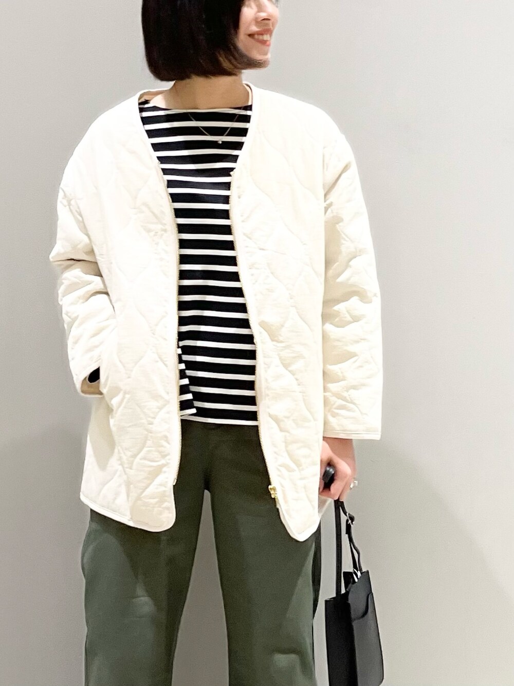 ブラック系のTシャツ/カットソー、ブラック系のジャケット/アウター、ブラック系のショルダーバッグを着用したレディースの冬コーディネートの4枚目の写真