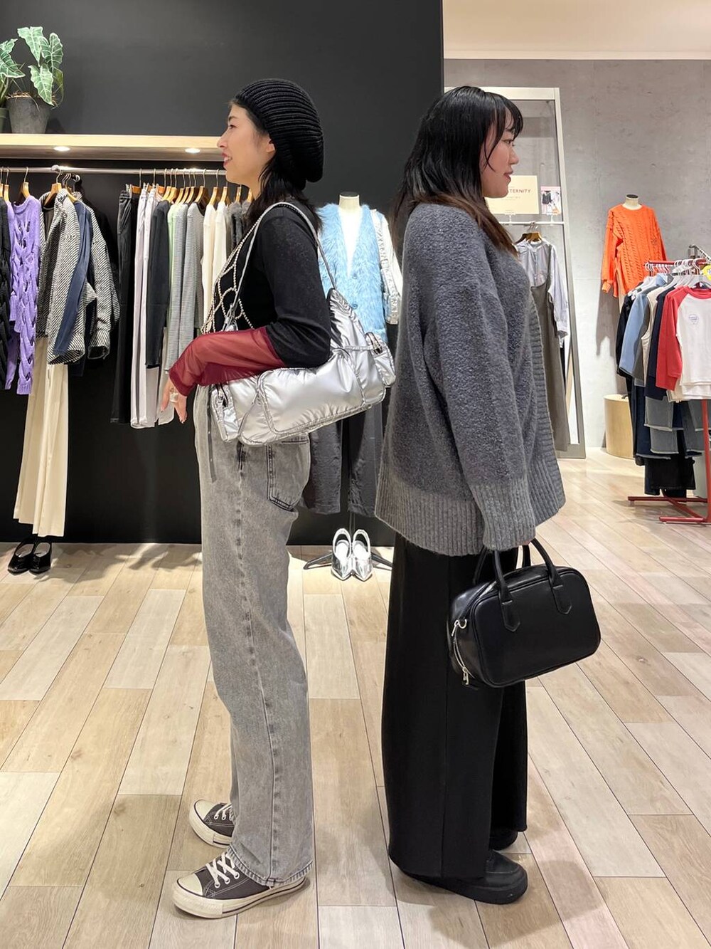 シルバー系のベスト、シルバー系のショルダーバッグ、グレー系のデニムパンツを着用したレディースの秋コーディネートの3枚目の写真