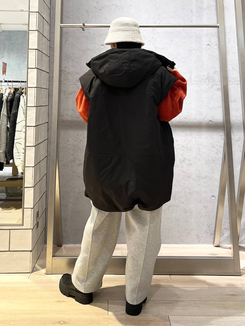 ブラック系のその他アウター、グレー系のスウェットパンツ、ブラック系のブーツを着用したレディースの秋コーディネートの5枚目の写真