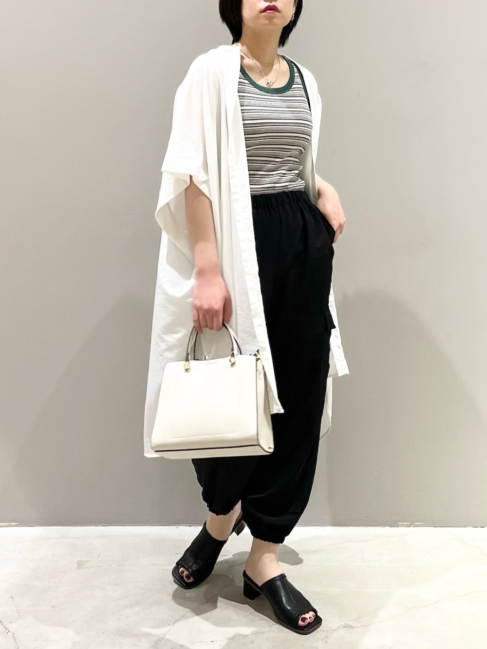 「LEPSIM、レプシィム(LEPSIM)、ポンチョ、ワンピース、チュニック、ブラウス、サテンパンツ、ジョガーパンツ、シャツスタイル、初夏コーデ、モノトーン、ボーダー、シンプルコーデ、ビッグシルエット、夏コーデ」｜「LEPSIMのスクエアハンドルショルダー　163398（ショルダーバッグ、ホワイト系）」を使った、エムアイさん（レディース・162cm）の春コーディネートの4枚目の写真