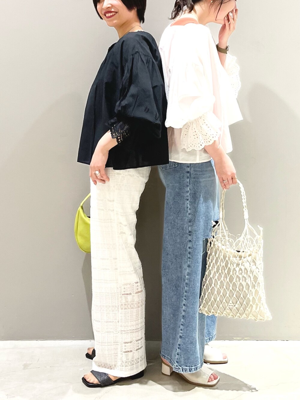 ホワイト系のシャツ/ブラウス、ホワイト系のその他パンツ、ホワイト系のトートバッグを着用したレディースの春コーディネートの3枚目の写真