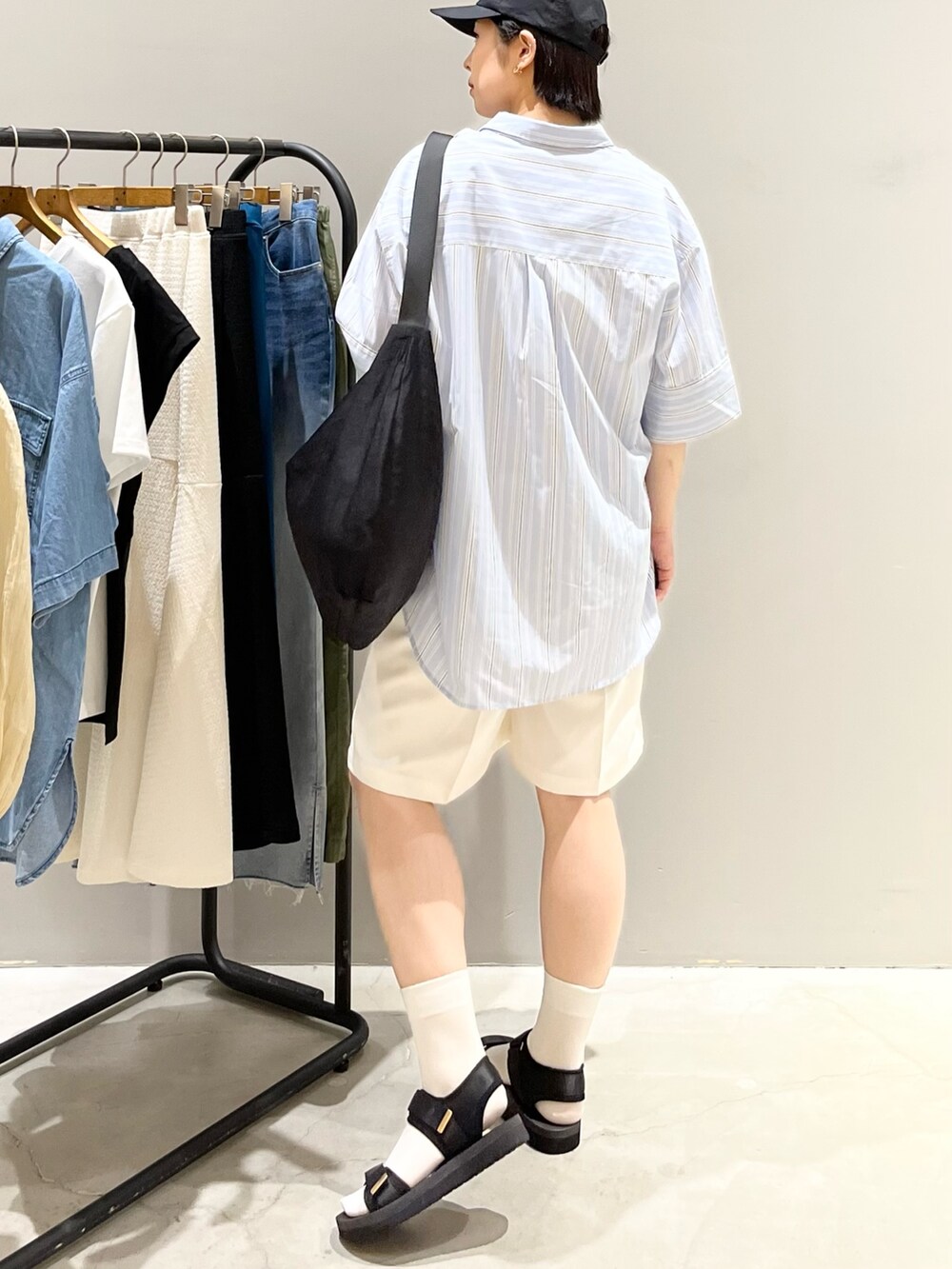 ブラック系のサンダル、ホワイト系のその他パンツ、ブルー系のシャツ/ブラウスを着用したレディースの夏コーディネートの6枚目の写真