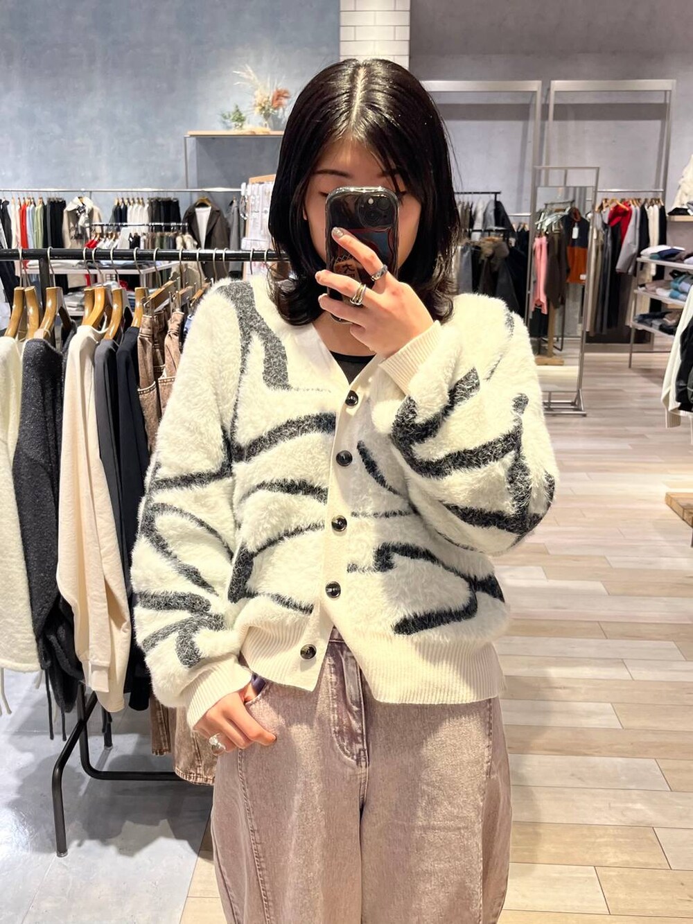 ホワイト系のカーディガン/ボレロ、ブラック系のローファー、ブラック系のショルダーバッグを着用したレディースの冬コーディネートの3枚目の写真