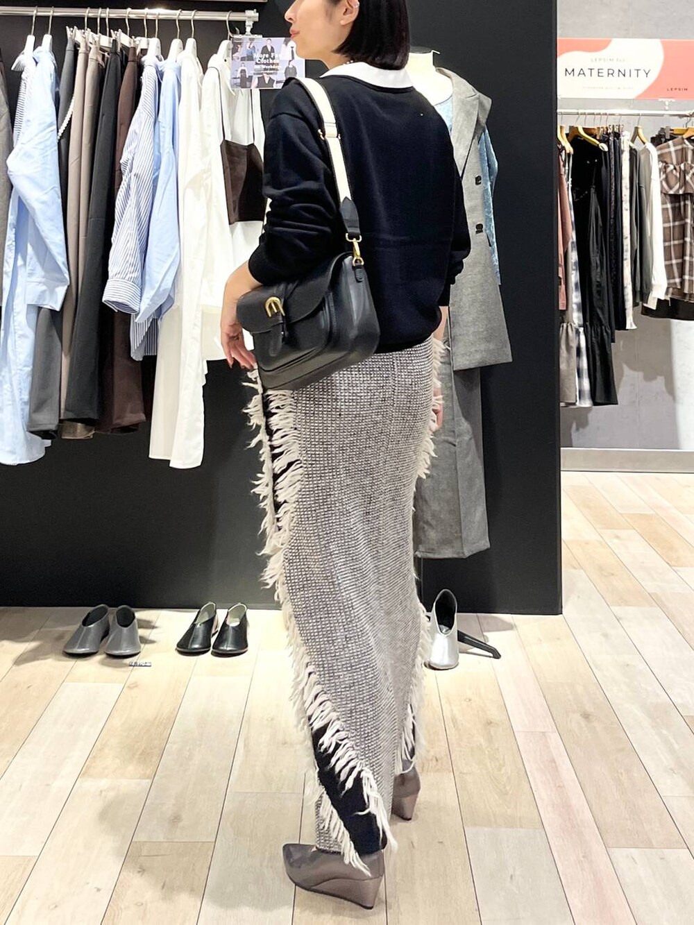 ブラック系のショルダーバッグ、ブラック系のニット/セーター、その他のパンプスを着用したレディースの秋コーディネートの3枚目の写真