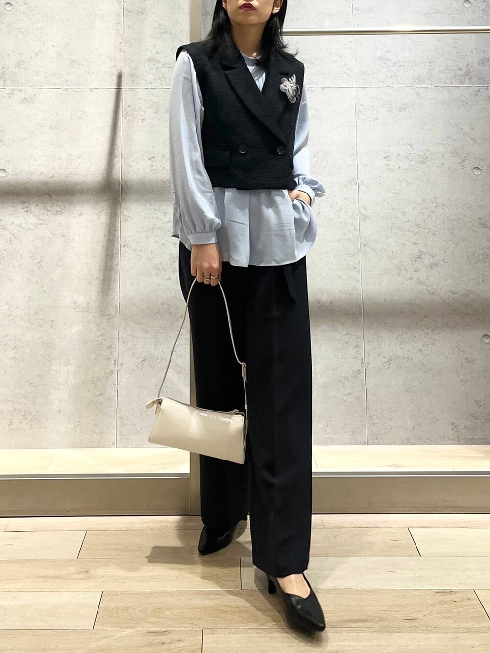 ブルー系のスーツパンツ、ブルー系のシャツ/ブラウス、ブルー系のその他アウターを着用したレディースの冬コーディネートの9枚目の写真