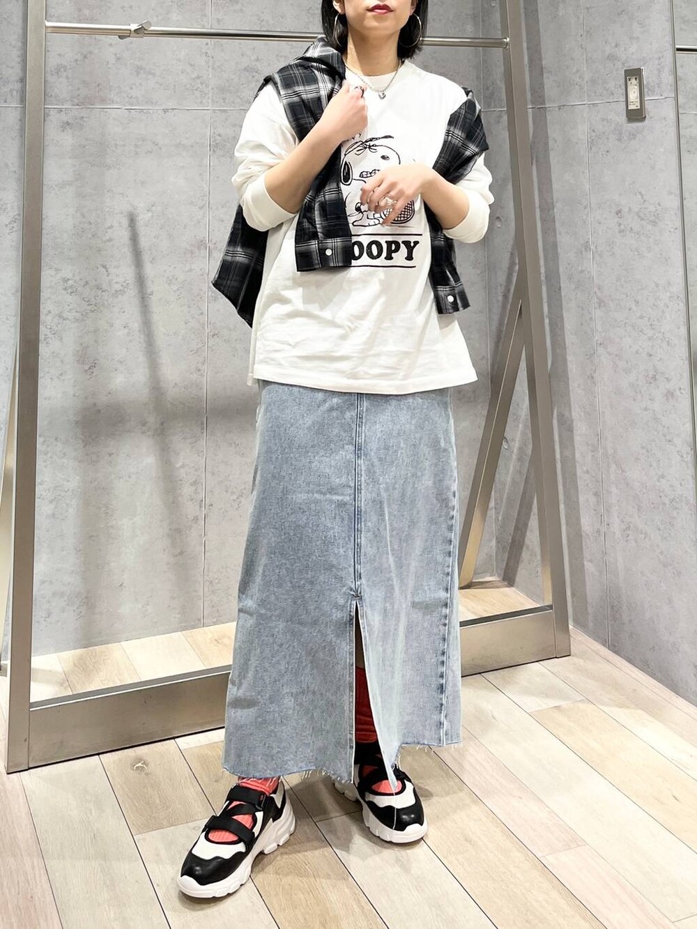 ホワイト系のTシャツ/カットソー、ブルー系のスカート、ホワイト系のスニーカーを着用したレディースの冬コーディネートの7枚目の写真