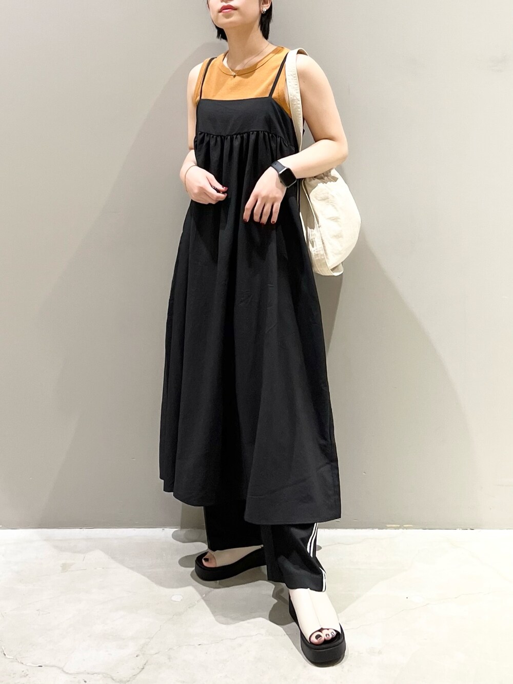 「LEPSIM、レプシィム(LEPSIM)、キャップ、モノトーン、ストリート、ワンピース、ラインパンツ、厚底シューズ、ショルダーバッグ、オトナカジュアル、NEW ERA、キャミワンピ、厚底サンダル、スポーティ、楽チンコーデ」｜「LEPSIMのラインパンツ（パンツ、ブラック系）」を使った、エムアイさん（レディース・162cm）の夏コーディネートの6枚目の写真