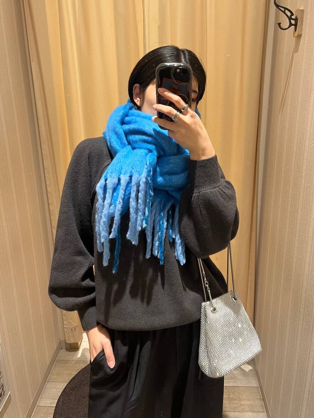 シルバー系のショルダーバッグ、グレー系のニット/セーター、ブラック系のその他パンツを着用したレディースの秋コーディネートの6枚目の写真