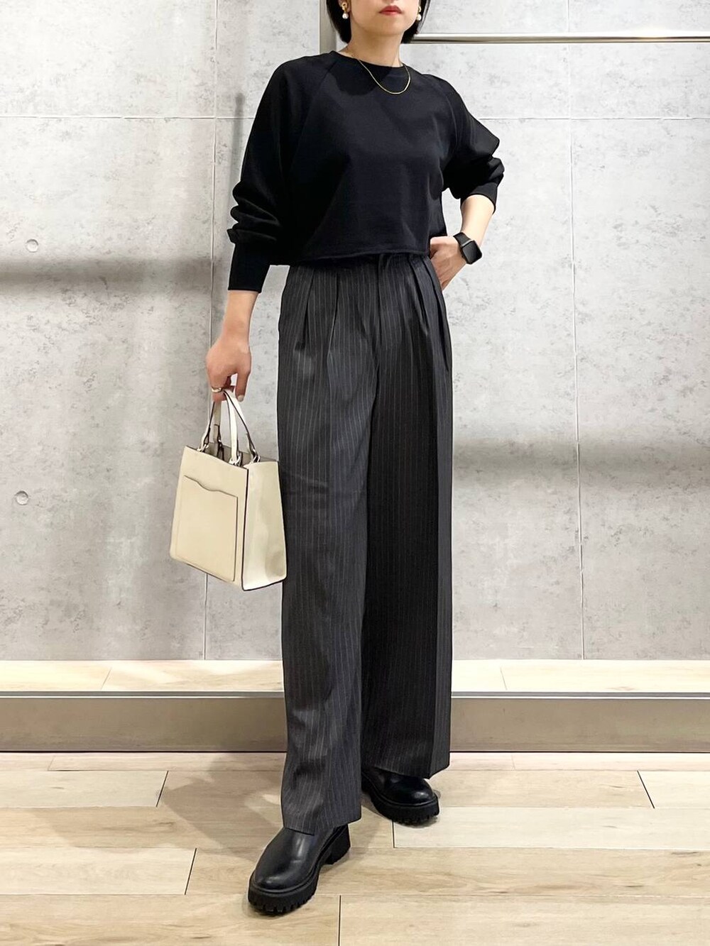 ブラック系のTシャツ/カットソー、ホワイト系のショルダーバッグ、グレー系のその他パンツを着用したレディースの秋コーディネートの3枚目の写真