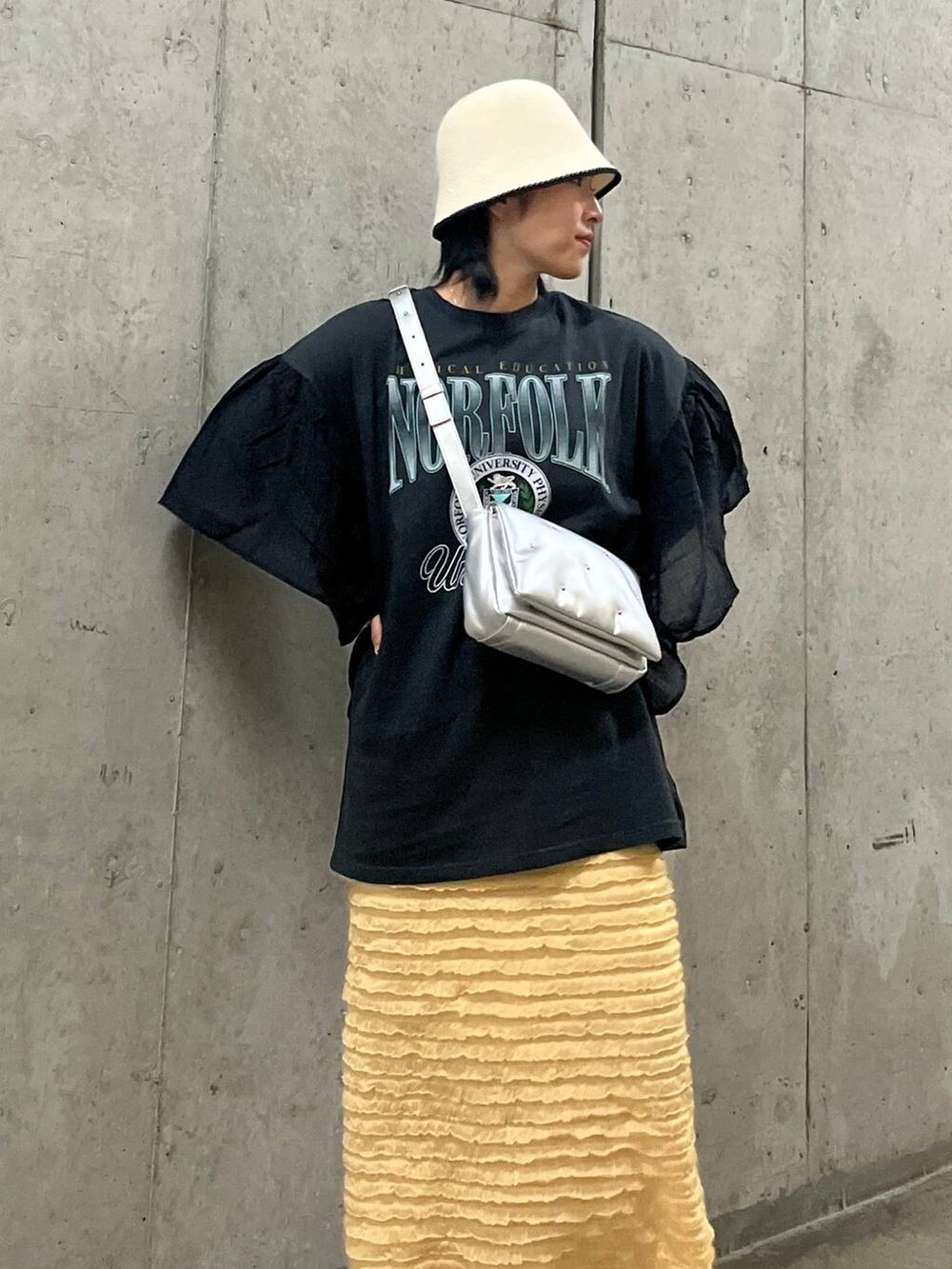 ベージュ系のスカート、シルバー系のショルダーバッグ、ホワイト系のサンダルを着用したレディースの春コーディネートの7枚目の写真