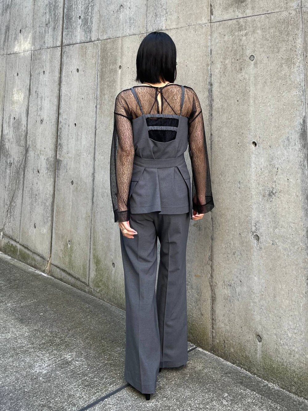 グレー系のその他パンツ、グレー系のキャミソール、ブラック系のパンプスを着用したレディースの冬コーディネートの3枚目の写真