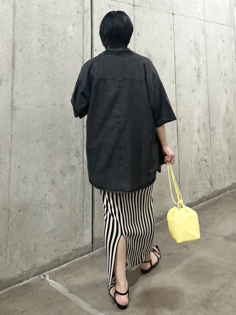 「カジュアル、モノトーン、モード、LEPSIM、デニムジャケット、シャツ、シャツスタイル、Tシャツ、スカート、シンプルコーデ、春夏コーデ、きれいめカジュアル、デニム、動物モチーフ、ストライプスカート」｜「LEPSIMのフェイクレザーミニ巾着　105144（ショルダーバッグ、イエロー系）」を使った、エムアイさん（レディース・162cm）の春コーディネートの4枚目の写真