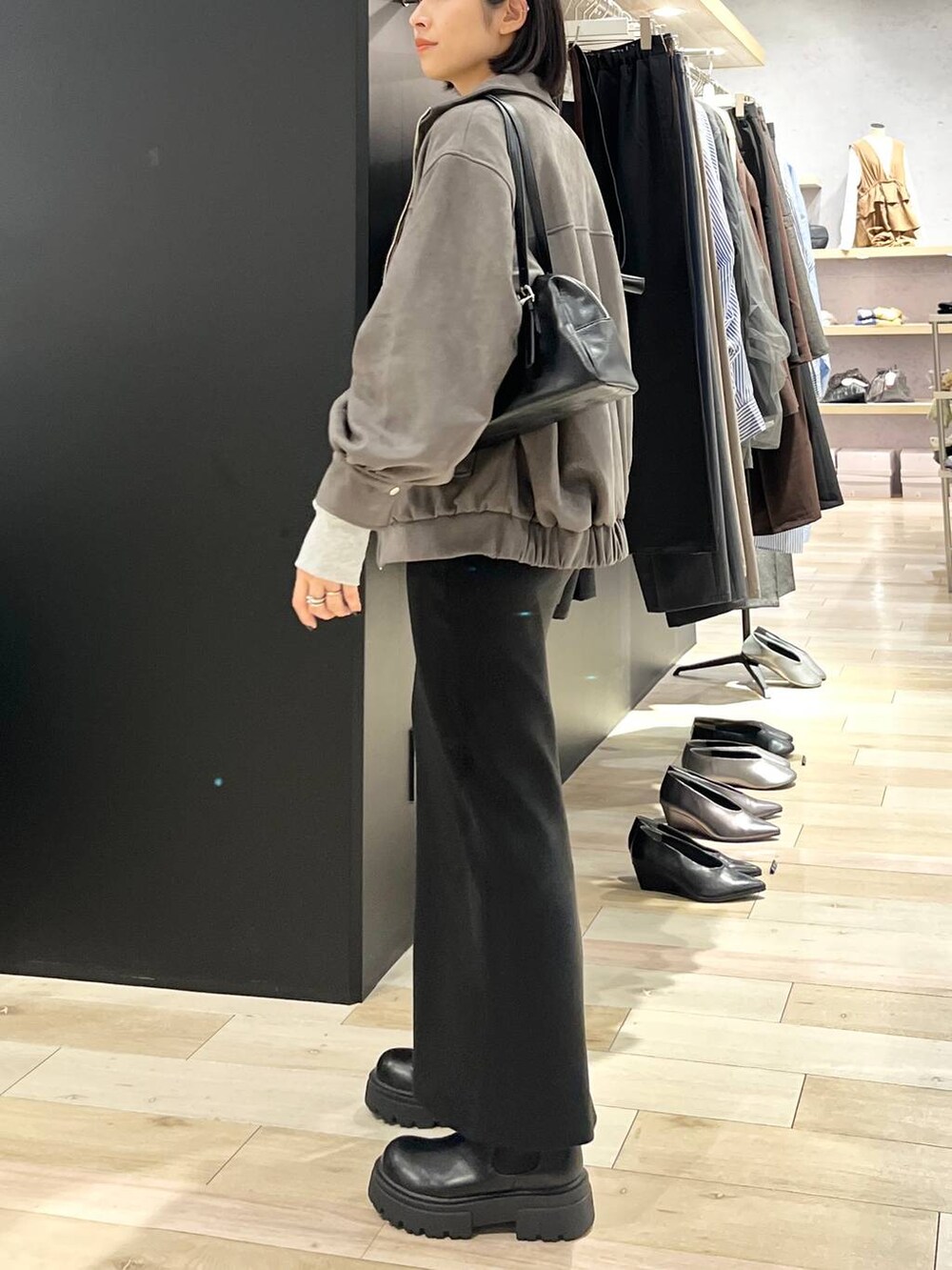 ブラック系のスカート、ブラック系のスカート、ブラック系のボストンバッグを着用したレディースの秋コーディネートの3枚目の写真