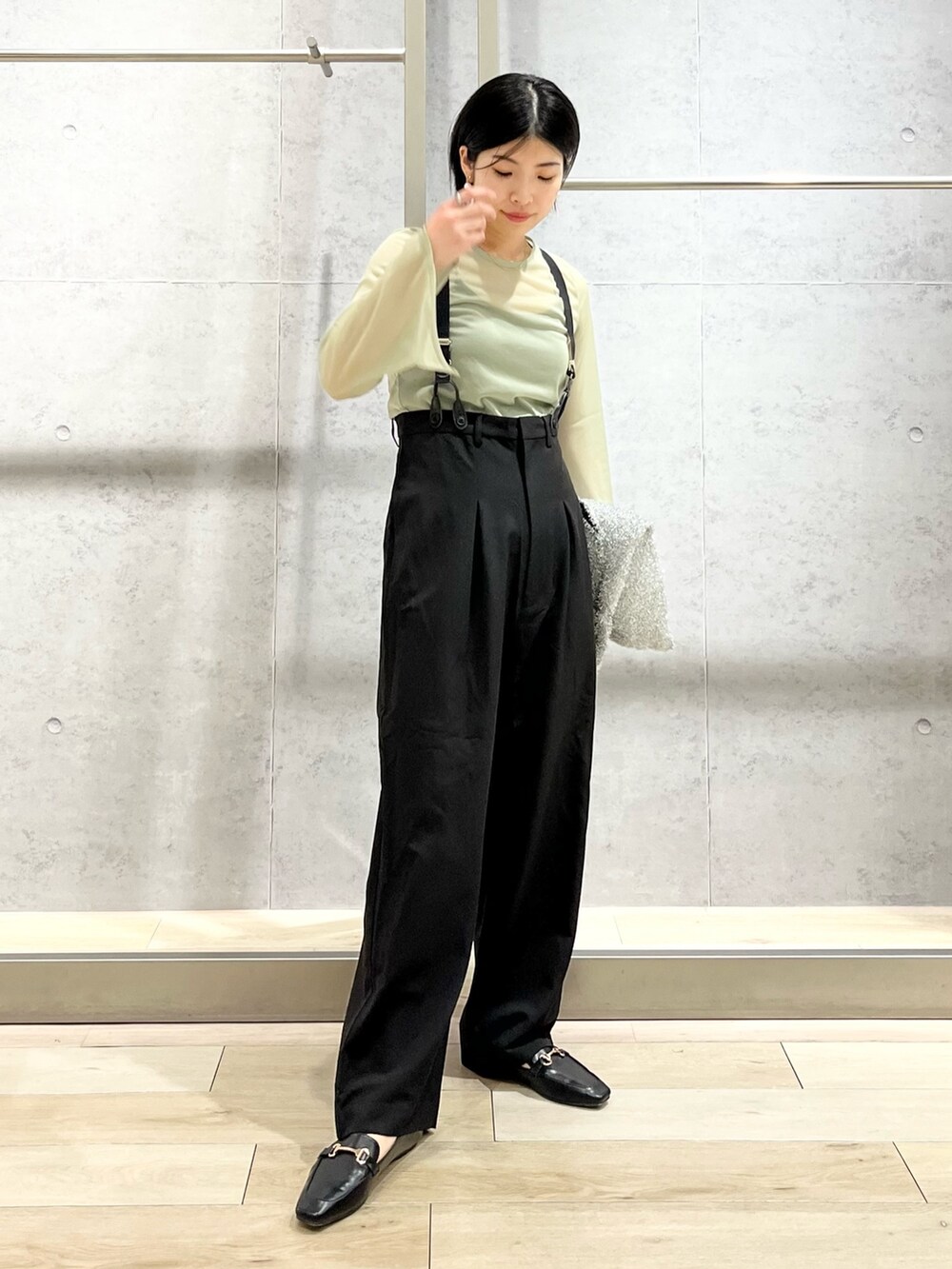 「LEPSIM、秋服まるっと大公開、レプシィム(LEPSIM)、きれいめカジュアル、サスペンダー、タックパンツ、シアートップス、ローファー、秋コーデ、お出かけコーデ、シンプルコーデ、休日スタイル、大人カジュアル、ラメ、ニットバッグ」｜「LEPSIMのサスペンダーパンツ（パンツ、ブラック系）」を使った、エムアイさん（レディース・162cm）の秋コーディネートの2枚目の写真