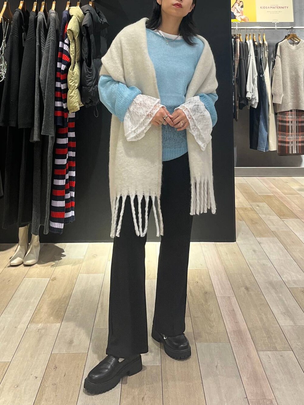 ブラック系のローファー、ホワイト系のTシャツ/カットソー、ブルー系のニット/セーターを着用したレディースの秋コーディネートの2枚目の写真