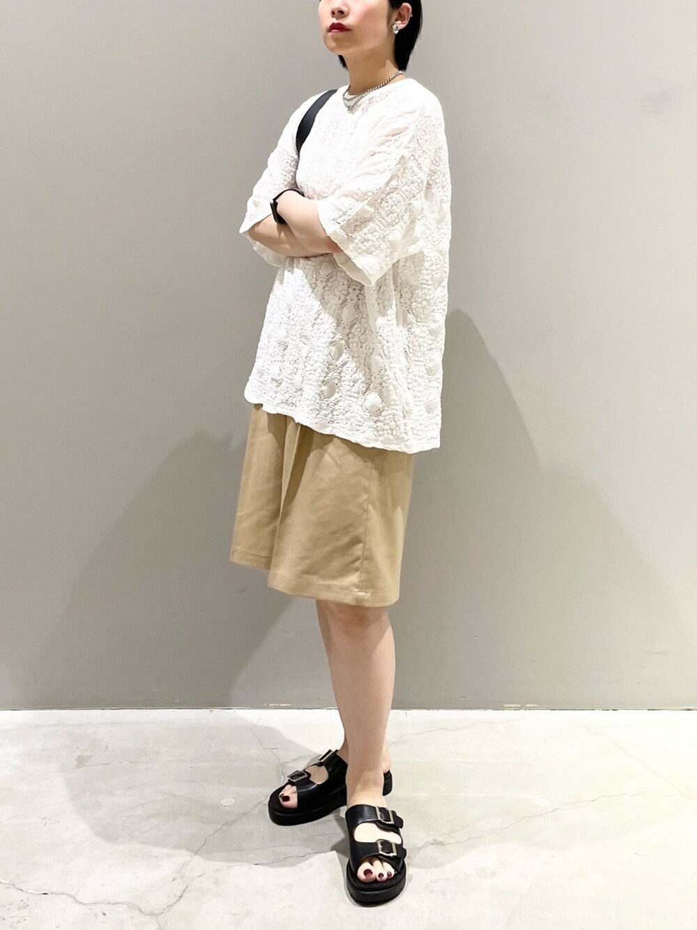 ベージュ系のその他パンツ、ブラック系のサンダル、ブラック系のショルダーバッグを着用したレディースの夏コーディネートの7枚目の写真