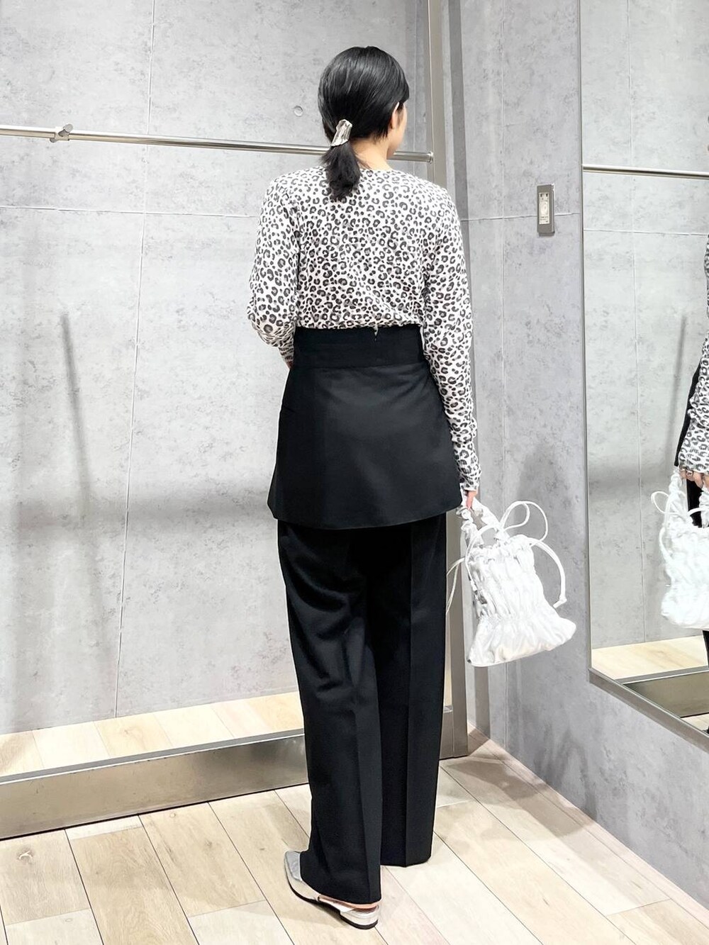 シルバー系のショルダーバッグ、シルバー系のその他シューズ、ブラック系のその他パンツを着用したレディースの秋コーディネートの4枚目の写真