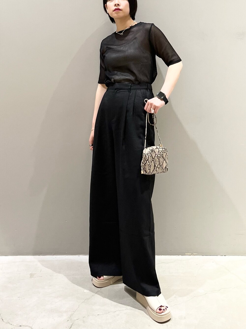 ブラック系のその他パンツ、ベージュ系のサンダル、ブラック系のTシャツ/カットソーを着用したレディースの夏コーディネートの6枚目の写真