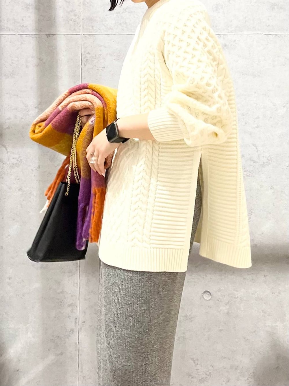 ブラック系のショルダーバッグ、ブラック系のブーツ、ホワイト系のその他トップスを着用したレディースの秋コーディネートの5枚目の写真