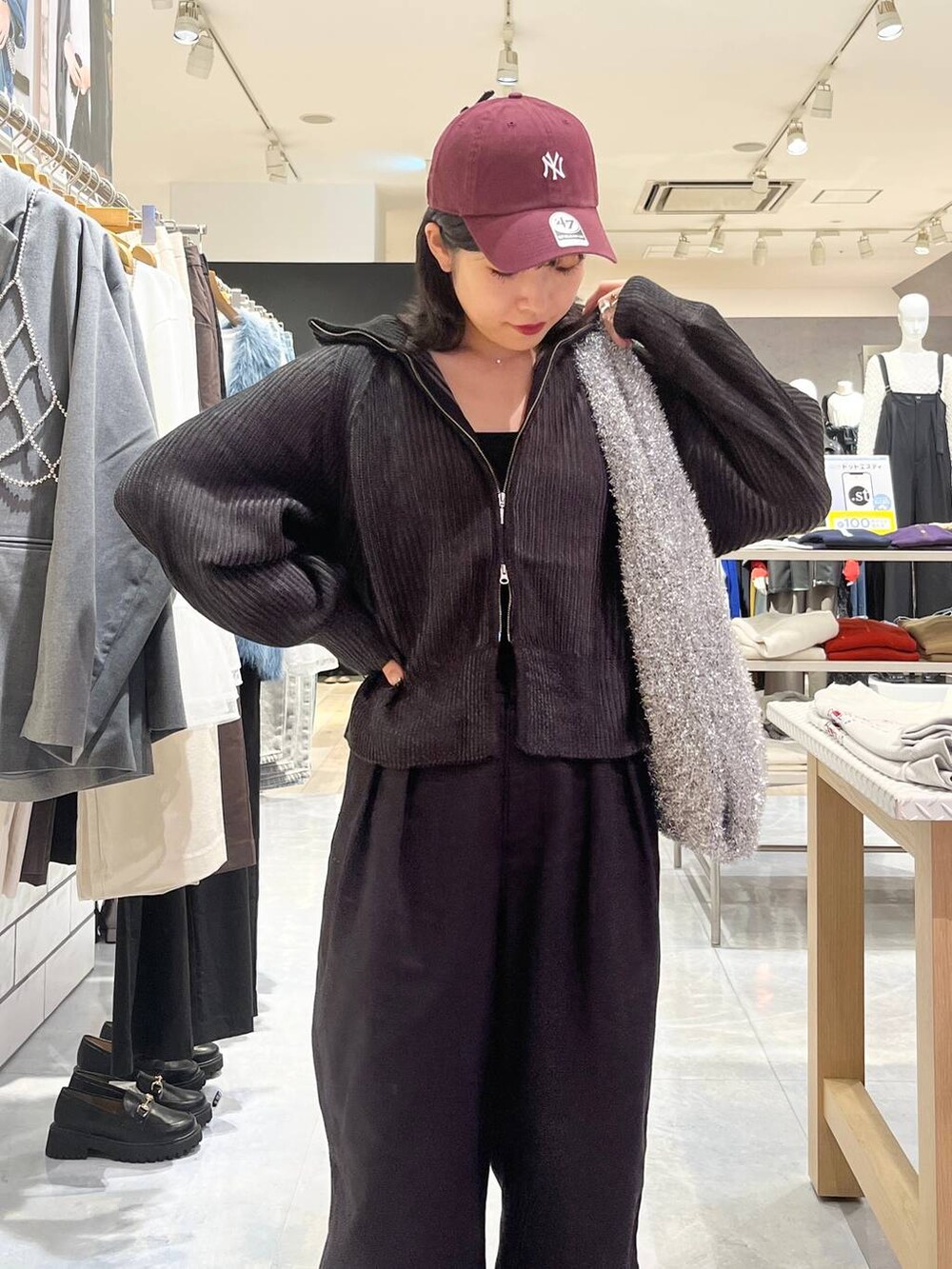 「カジュアル、モード、ベーシック/シンプル、デート/ロマンティック、楽ちんコーデ、女子会、きれいめカジュアル_LEPSIM、LEPSIM、おでかけ、シンプルコーデ、秋コーデ、秋冬新作、ドットエスティ秋コーデ、ニット、カーディガン」｜「LEPSIMの加工感チノパンツ　131531（チノパンツ、グレー系）」を使った、エムアイさん（レディース・162cm）の秋コーディネートの8枚目の写真