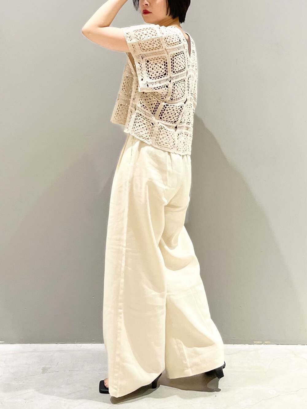 ホワイト系のその他パンツ、ホワイト系のTシャツ/カットソー、ホワイト系のバッグを着用したレディースの夏コーディネートの3枚目の写真