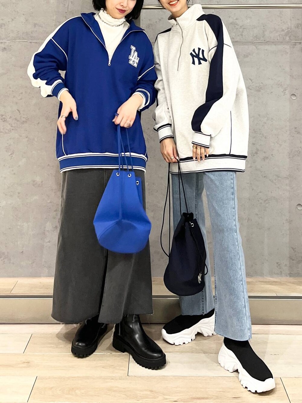 グレー系のTシャツ/カットソー、ブルー系のTシャツ/カットソー、ホワイト系のTシャツ/カットソーを着用したレディースの冬コーディネートの6枚目の写真