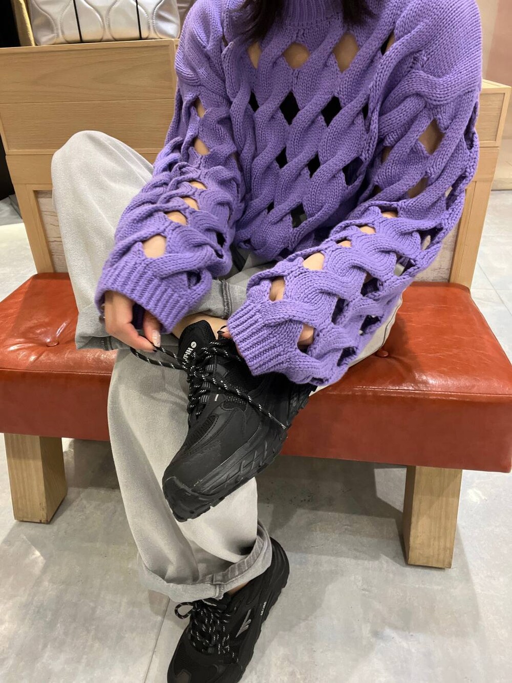 グレー系のデニムパンツ、パープル系のニット/セーターを着用したレディースの秋コーディネートの5枚目の写真