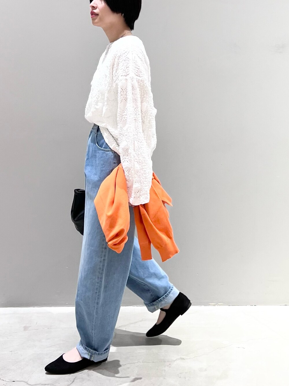 「LEPSIM、レプシィム(LEPSIM)、レース、レーストップス、デニム、デニムパンツ、カーブパンツ、ストラップシューズ、シンプルコーデ、カーディガン、春コーデ、シアートップス、淡色コーデ、きれいめカジュアル、休日スタイル」｜「LEPSIMのカーブデニムパンツ　356528（デニムパンツ、ブルー系）」を使った、エムアイさん（レディース・162cm）の春コーディネートの4枚目の写真
