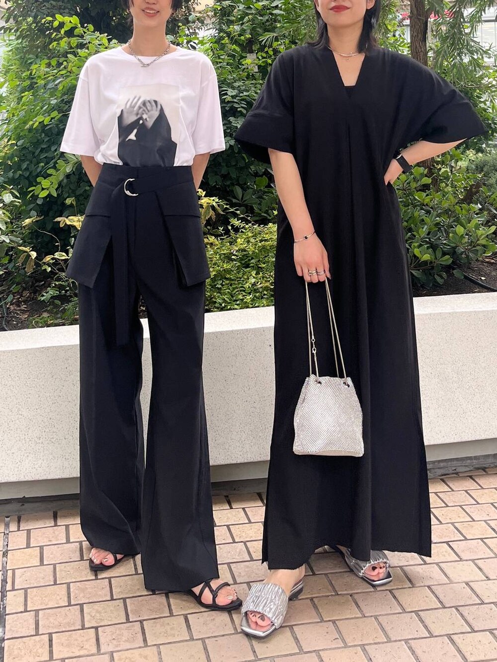 シルバー系のショルダーバッグ、ブラック系のサンダル、ブラック系のワンピースを着用したレディースの夏コーディネートの3枚目の写真