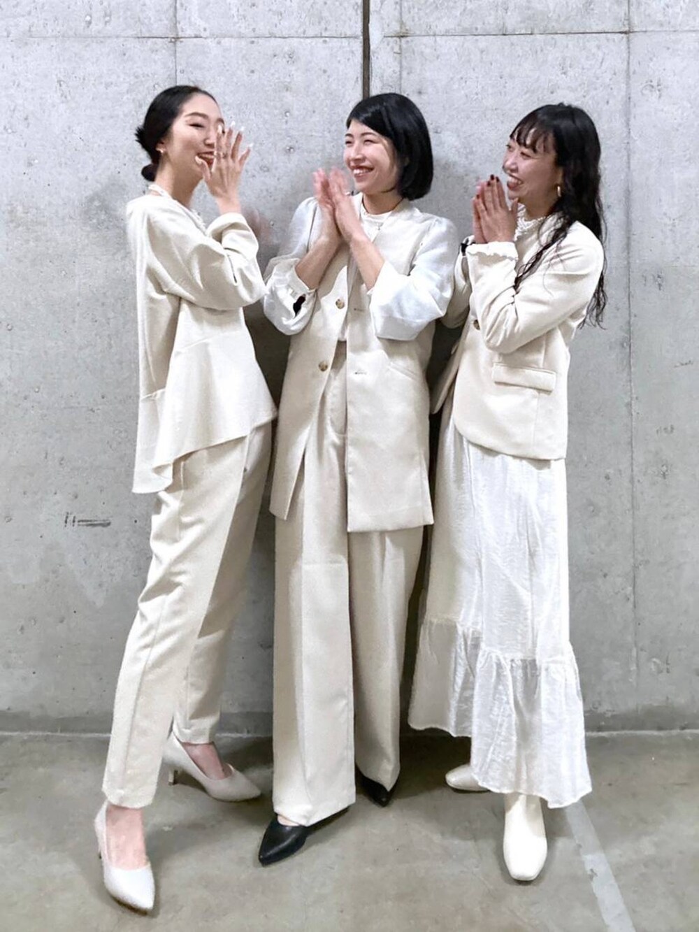 ホワイト系のTシャツ/カットソー、ホワイト系のシャツ/ブラウス、ホワイト系のその他パンツを着用したレディースの冬コーディネートの2枚目の写真
