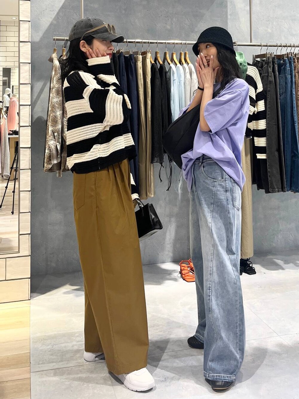 ホワイト系のニット/セーター、ブルー系のデニムパンツ、ホワイト系のスニーカーを着用したレディースの春コーディネートの4枚目の写真