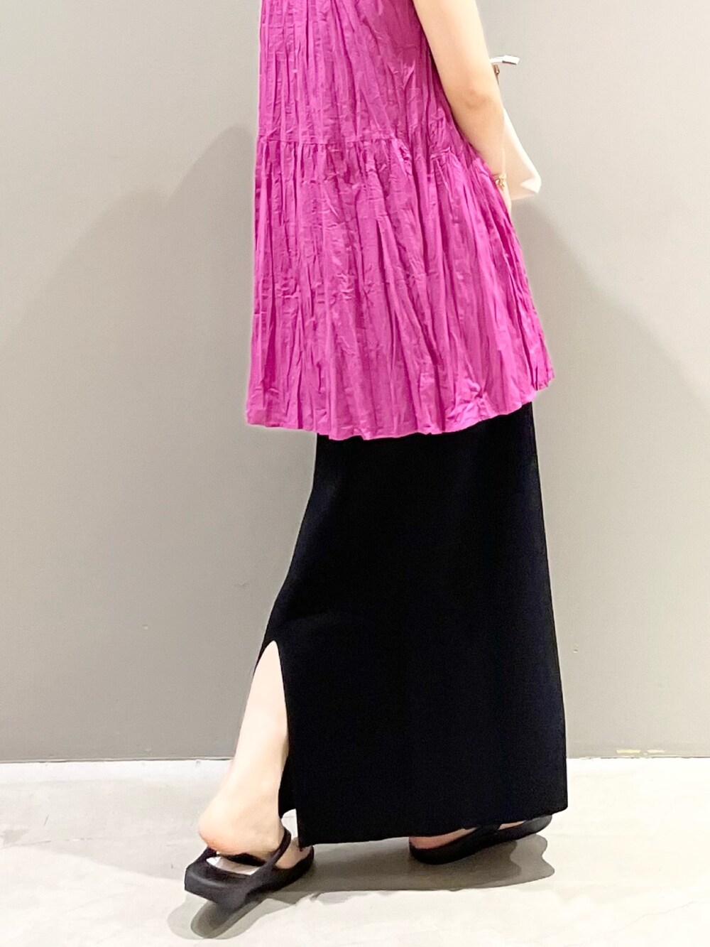 ブラック系のスカート、パープル系のシャツ/ブラウス、ブラック系のサンダルを着用したレディースの夏コーディネートの8枚目の写真