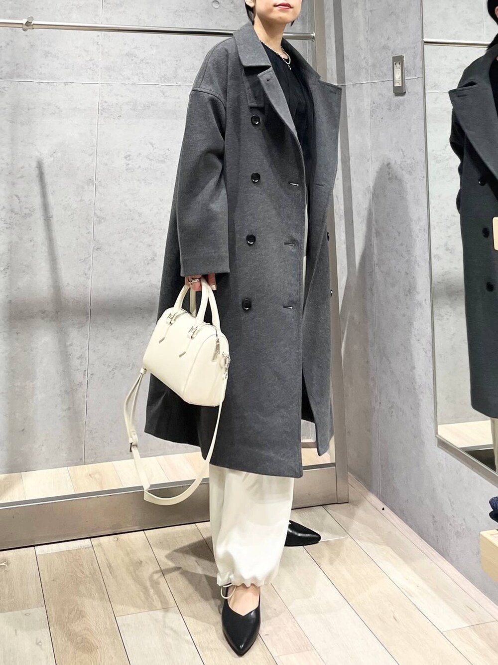 グレー系のその他アウター、ブラック系のTシャツ/カットソー、ブラック系のパンプスを着用したレディースの冬コーディネートの7枚目の写真