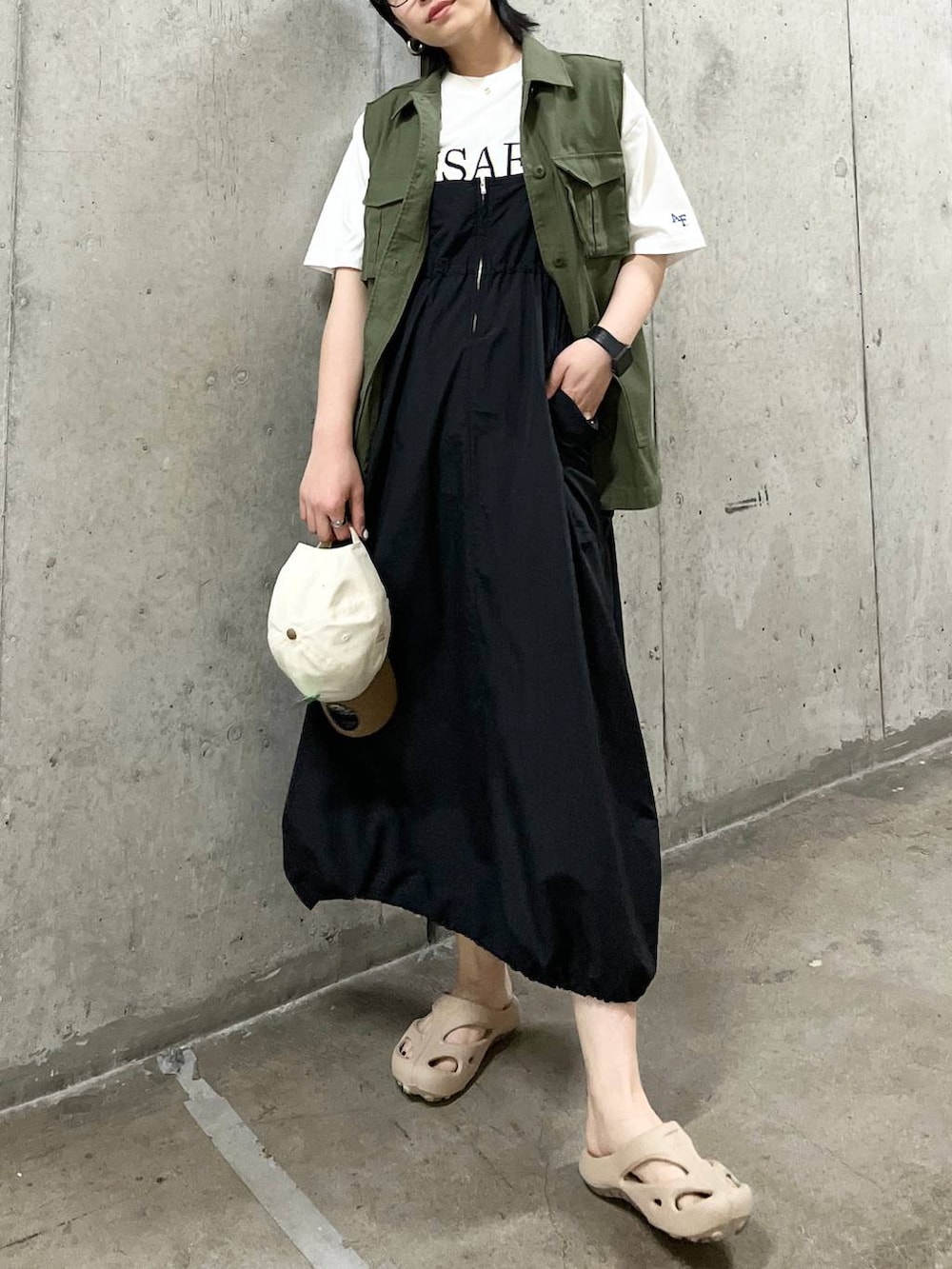 ブラック系のワンピース、グリーン系のマタニティウェア/グッズ、グリーン系のキャップを着用したレディースの春コーディネートの7枚目の写真