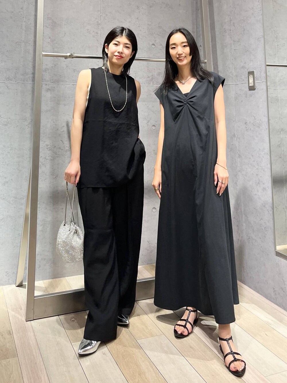 シルバー系のショルダーバッグ、ブラック系のサンダル、ブラック系のその他パンツを着用したレディースの夏コーディネートの2枚目の写真