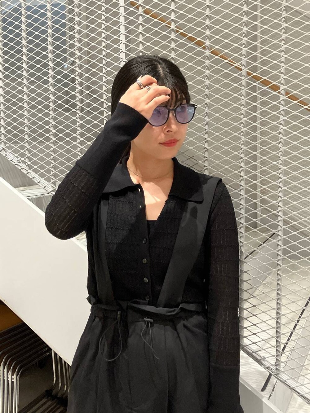 ブラック系のニット/セーター、ブラック系のその他パンツを着用したレディースの秋コーディネートの4枚目の写真