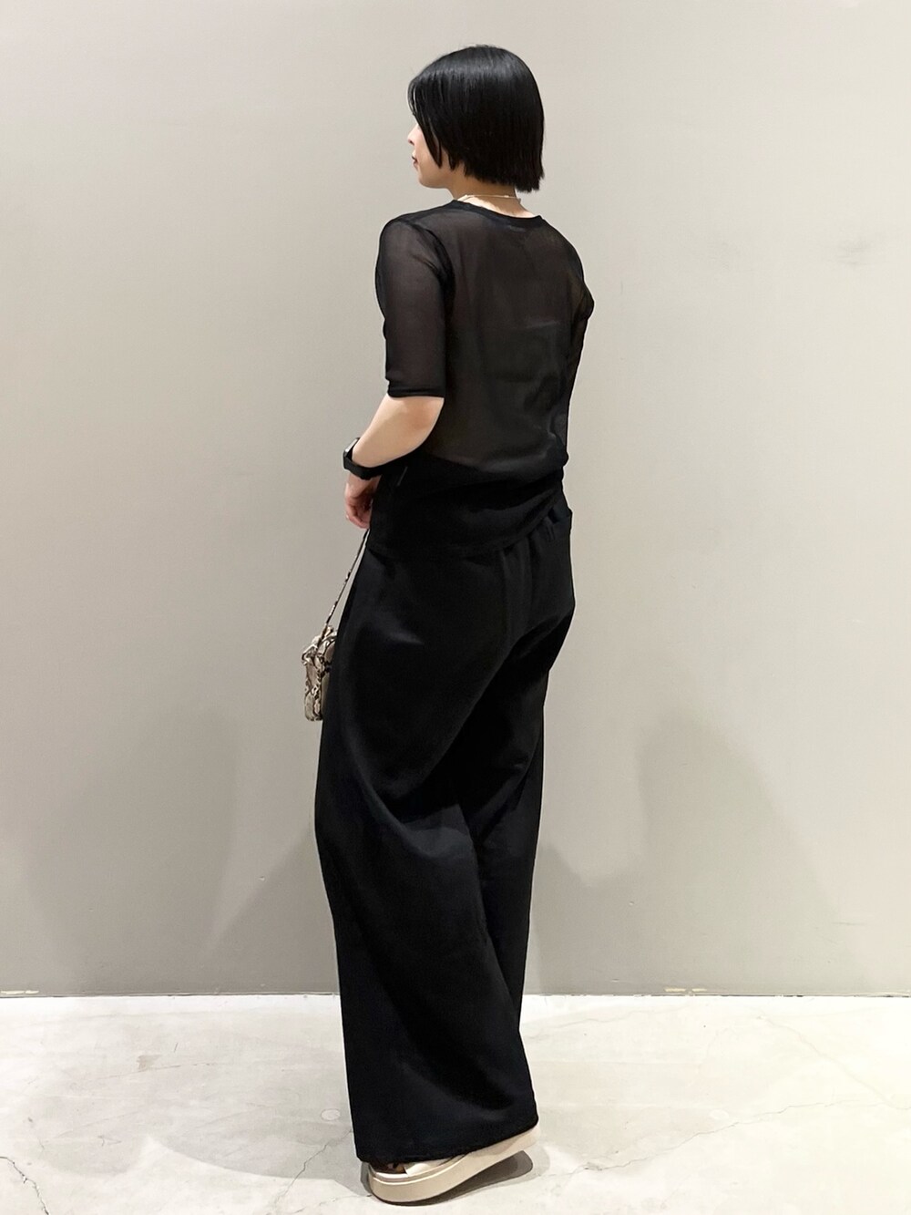 ブラック系のその他パンツ、ベージュ系のサンダル、ブラック系のTシャツ/カットソーを着用したレディースの夏コーディネートの3枚目の写真