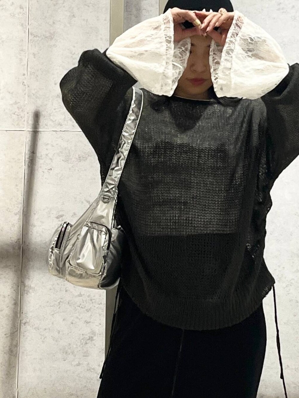 シルバー系のショルダーバッグ、ブラック系のスカート、ホワイト系のTシャツ/カットソーを着用したレディースの秋コーディネートの5枚目の写真