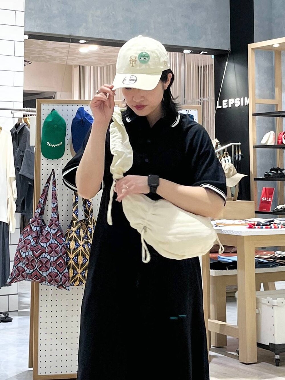 ホワイト系のショルダーバッグ、ホワイト系のサンダル、ブラック系のマタニティウェア/グッズを着用したレディースの夏コーディネートの6枚目の写真