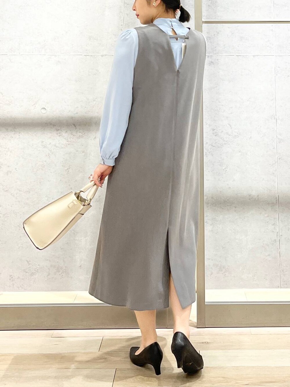 ブルー系のシャツ/ブラウス、ホワイト系のショルダーバッグ、ブラック系のパンプスを着用したレディースの冬コーディネートの6枚目の写真