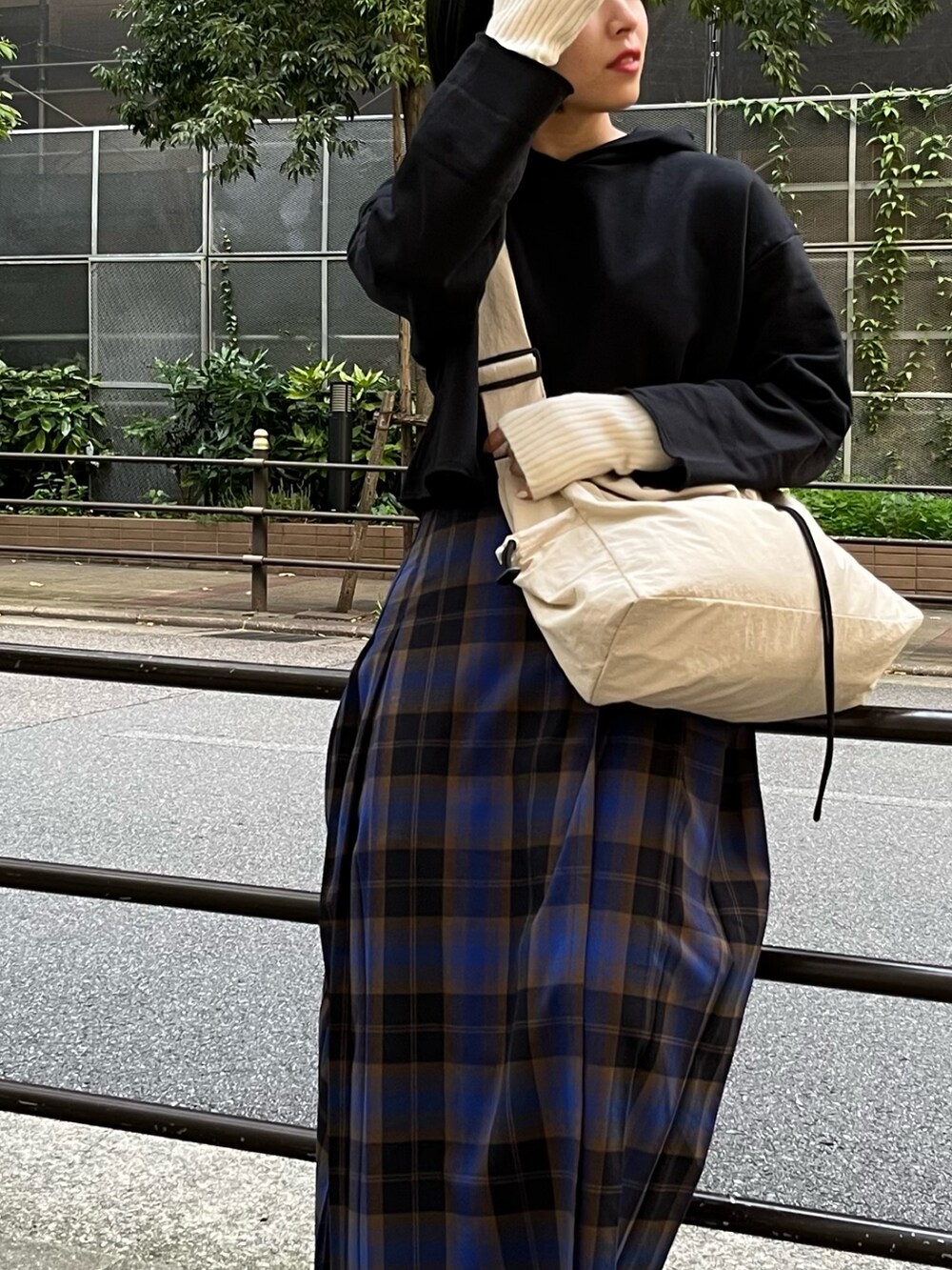 「LEPSIM、チェック、チェックスカート、秋服まるっと大公開、フーディー、パーカー、ショート丈トップス、ストリート、ショルダーバッグ、Dr.Martens、秋コーデ、お出かけコーデ、シンプルコーデ、ロングスカート、休日スタイル」｜「Dr. Martensの【Dr.Martens・ドクターマーチン】 MYLES マイルス厚底レザーストラップありスポーツサンダル（サンダル、ブラック系）」を使った、エムアイさん（レディース・162cm）の秋コーディネートの6枚目の写真