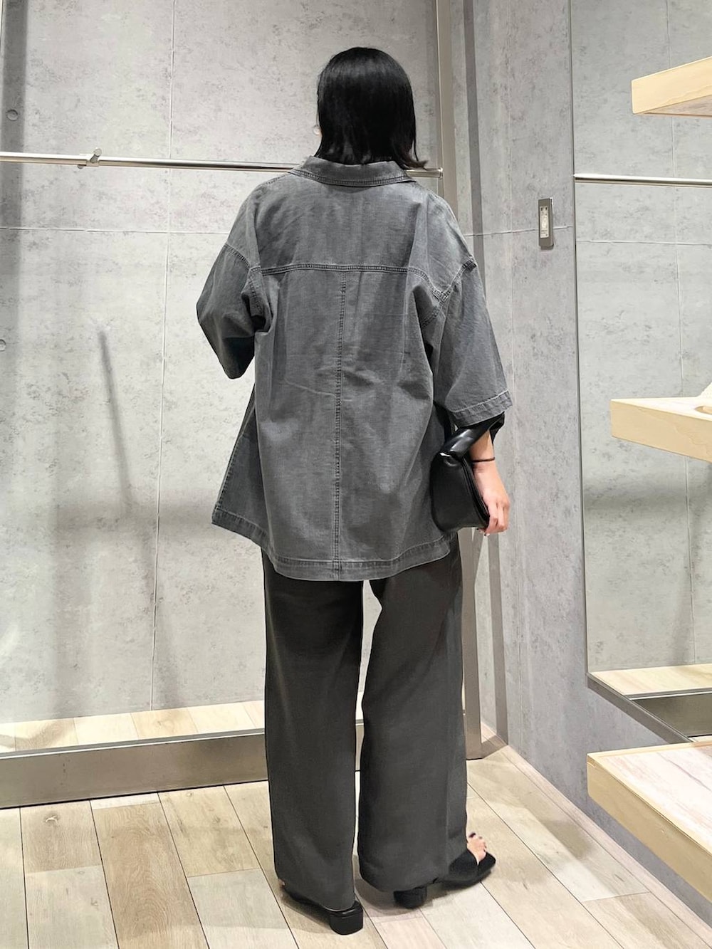 グレー系のシャツ/ブラウス、レッド系のTシャツ/カットソー、グレー系のその他パンツを着用したレディースの夏コーディネートの3枚目の写真