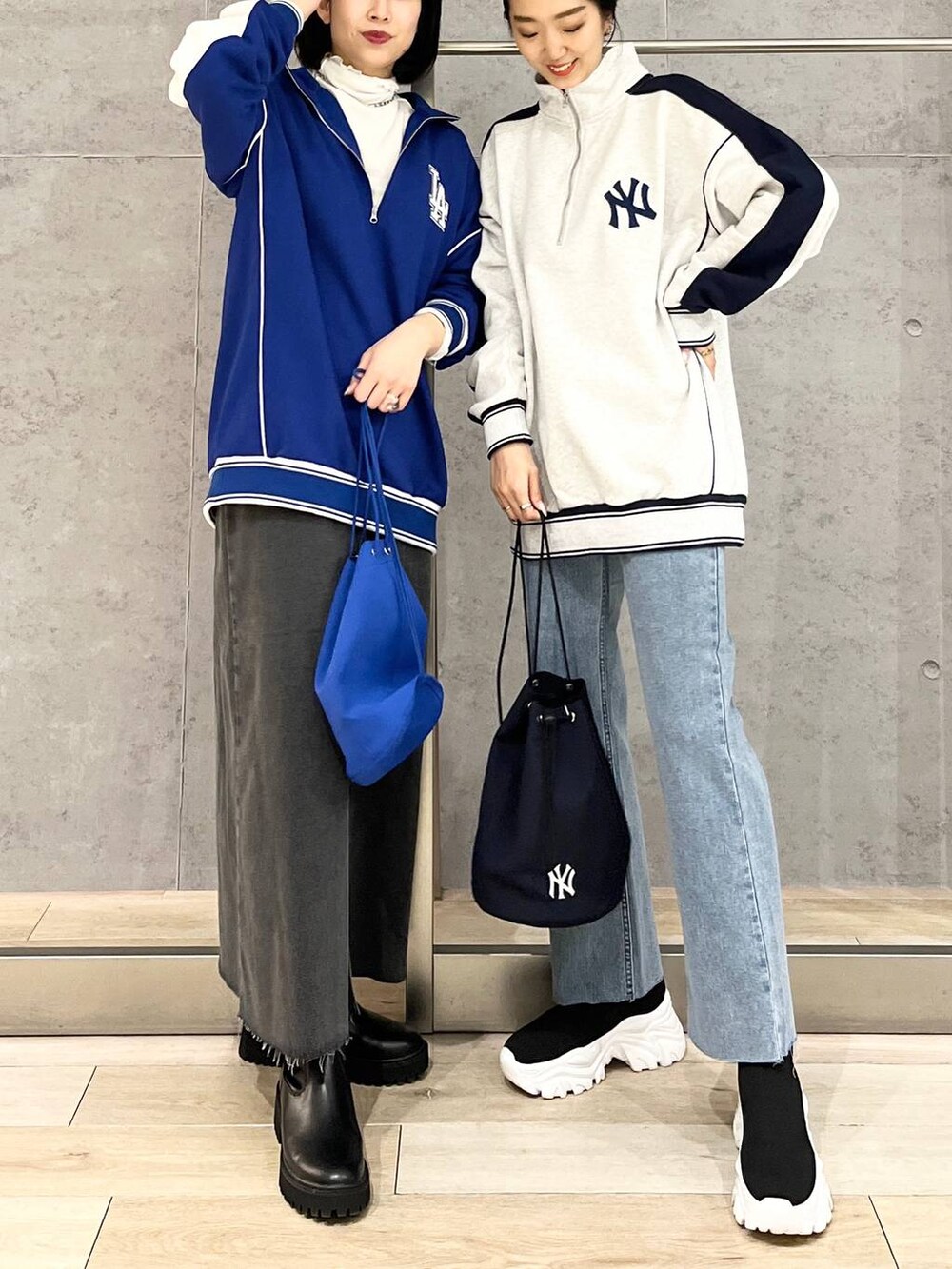 グレー系のTシャツ/カットソー、ブルー系のTシャツ/カットソー、ホワイト系のTシャツ/カットソーを着用したレディースの冬コーディネートの5枚目の写真