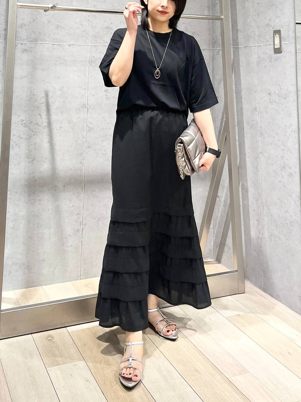 その他のショルダーバッグ、シルバー系のサンダル、ブラック系のニット/セーターを着用したレディースの夏コーディネートの5枚目の写真