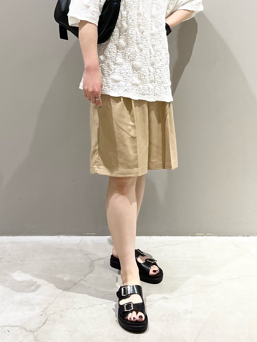 ベージュ系のその他パンツ、ブラック系のサンダル、ブラック系のショルダーバッグを着用したレディースの夏コーディネートの9枚目の写真