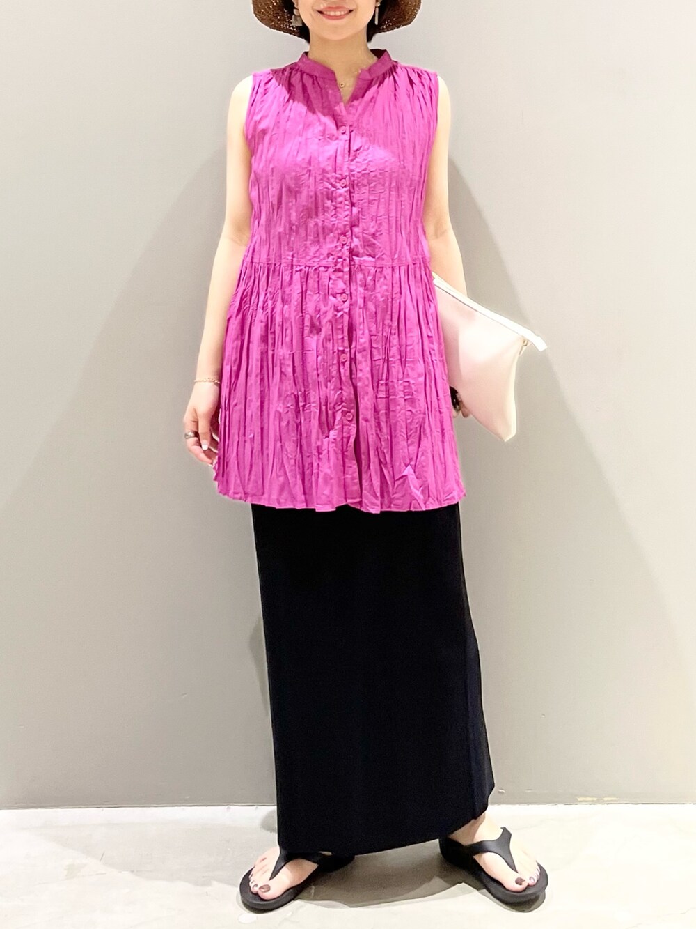 ブラック系のスカート、パープル系のシャツ/ブラウス、ブラック系のサンダルを着用したレディースの夏コーディネートの4枚目の写真