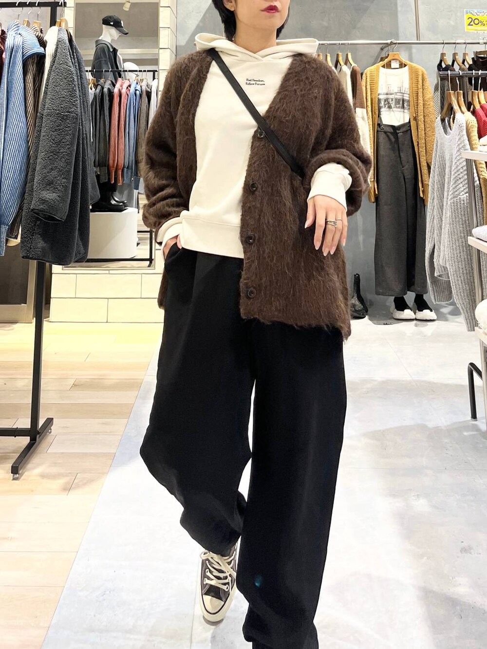 ブラウン系のスニーカー、ブラック系のその他パンツ、ブラウン系のカーディガン/ボレロを着用したレディースの秋コーディネートの6枚目の写真