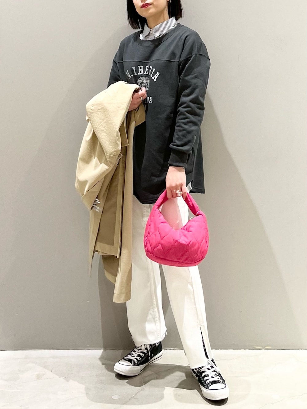 グレー系のTシャツ/カットソー、ピンク系のショルダーバッグ、ブラック系のスニーカーを着用したレディースの春コーディネートの5枚目の写真