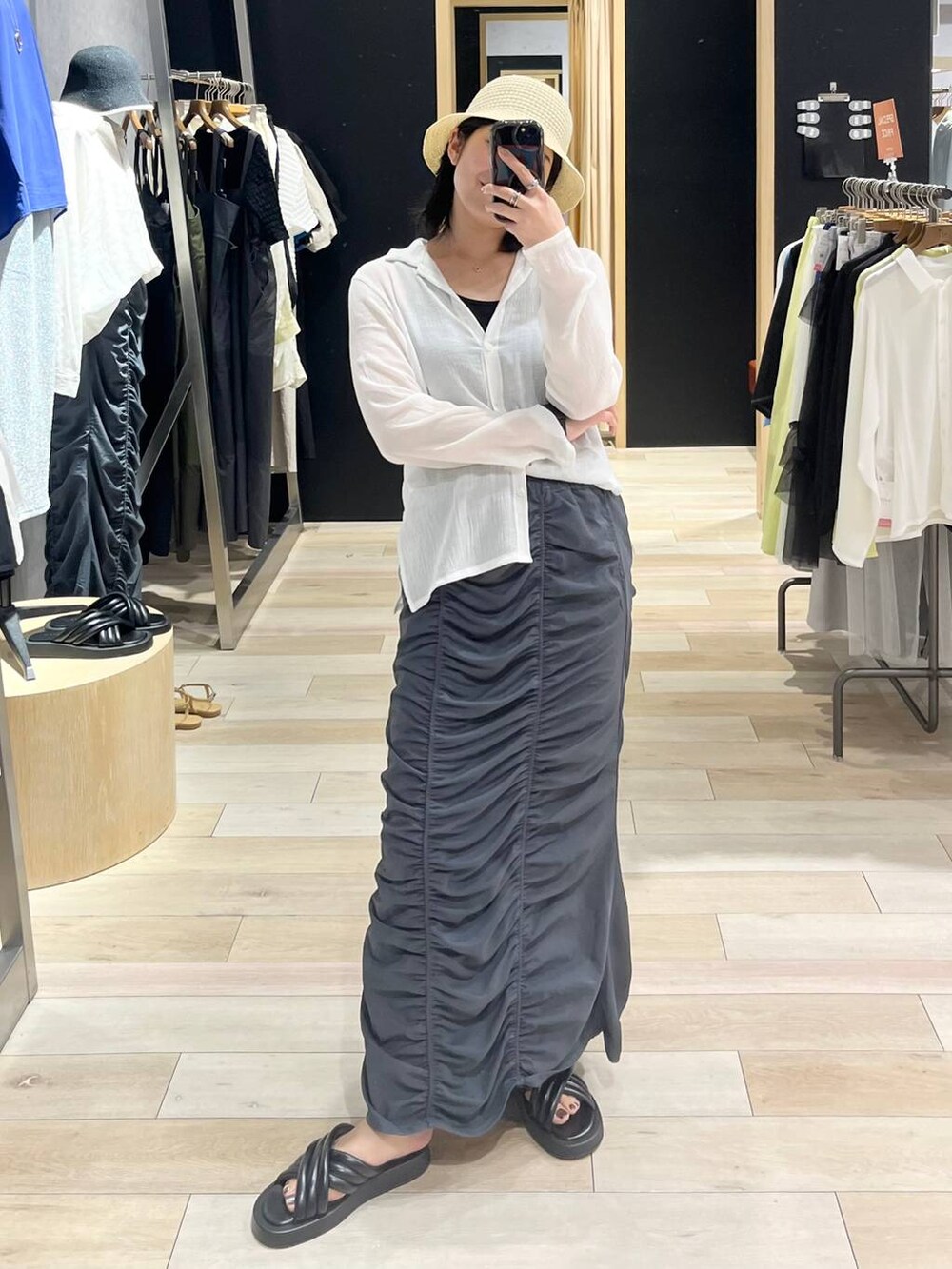 ブラック系のサンダル、ホワイト系のシャツ/ブラウス、グレー系のスカートを着用したレディースの夏コーディネートの2枚目の写真